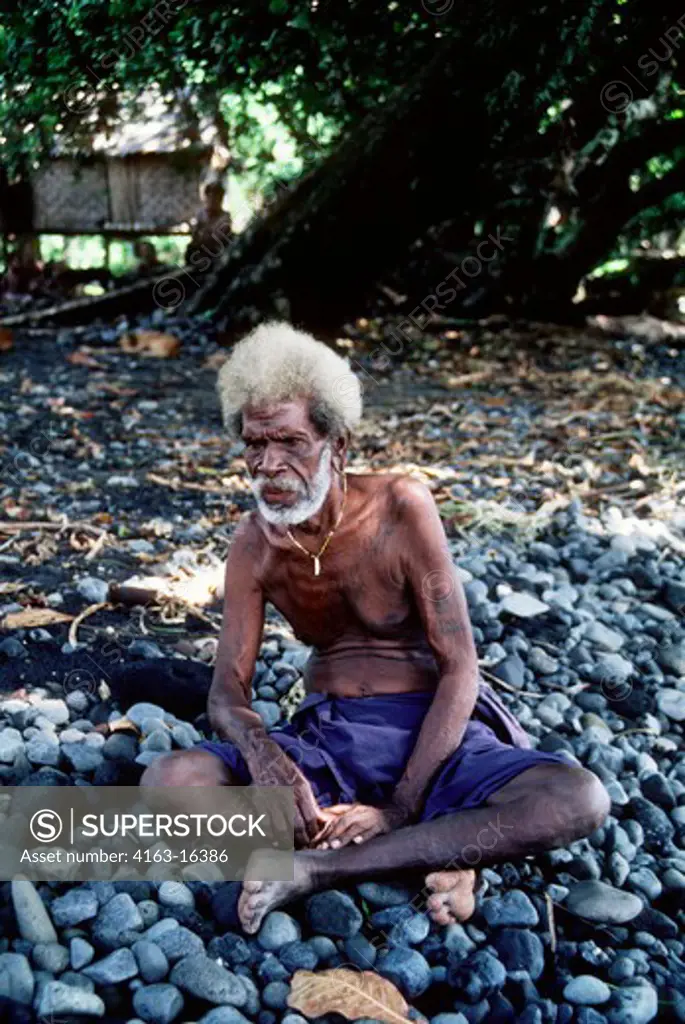 PAPUA NEW GUINEA, BISMARCK ARCHIPELAGO, LONG ISLAND, OLD TATTOOED VILLAGE MAN