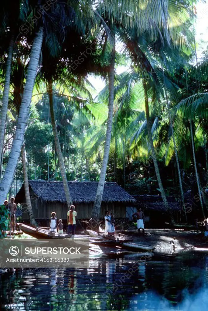 PAPUA NEW GUINEA, MOROBE HARBOR, EWARE VILLAGE, OUTRIGGER CANOES AND VILLAGERS