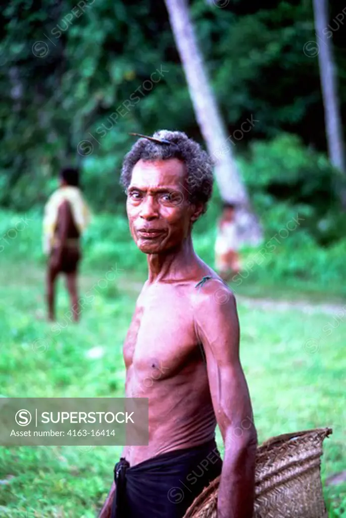 PAPUA NEW GUINEA,TROBRIAND ISLANDS, KIRIWINA ISL., KAIBOLA VILLAGE MAN WITH BETAL NUT PURSE