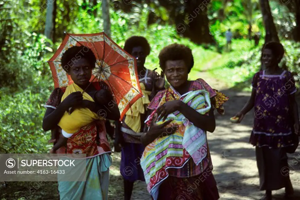 PAPUA NEW GUINEA, NEW HANOVER ISL., BAONGUNG HARBOR, VILLAGE WOMEN CARRYING BABIES, WITH UMBRELLA FOR SHADE
