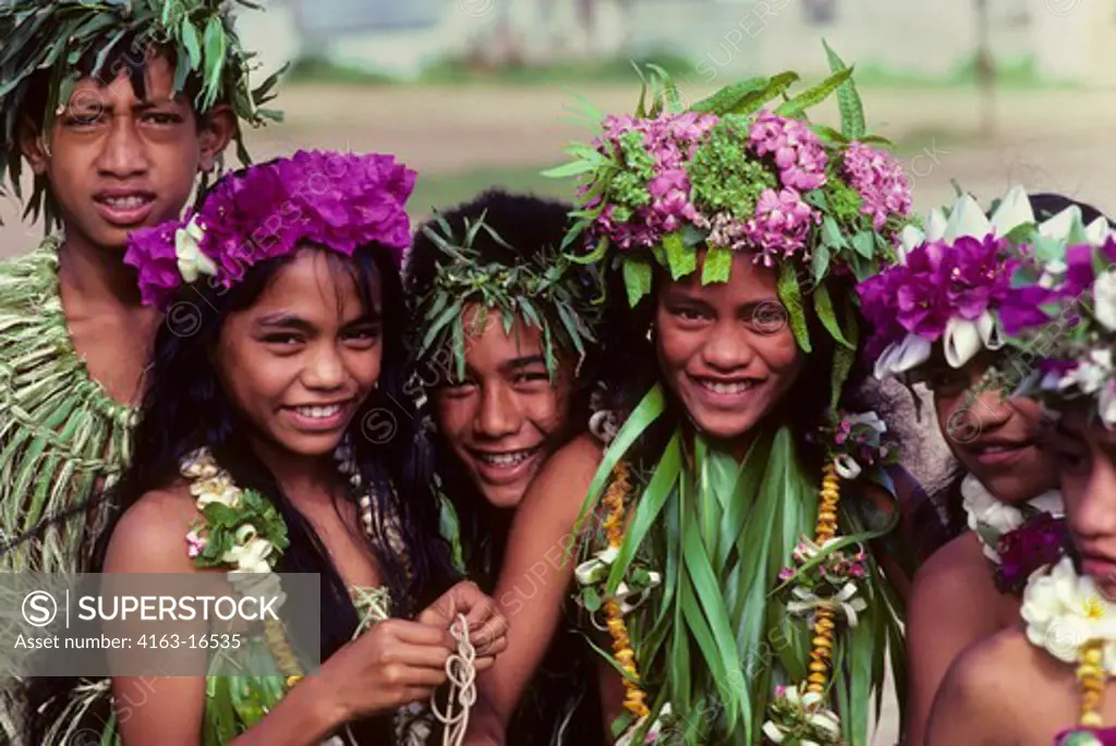FRENCH POLYNESIA, AUSTRAL ISLAND, RAPA ISLAND, TEENAGERS IN TRADITIONAL CLOTHING