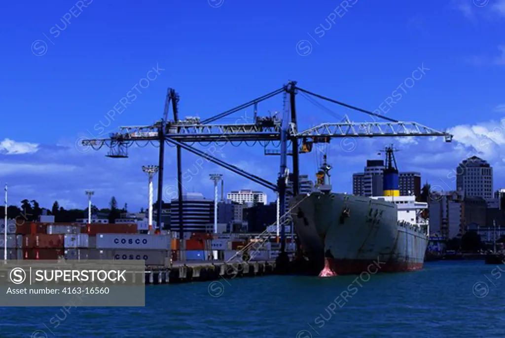 NEW ZEALAND, NORTH ISLAND, AUCKLAND, VIEW OF PORT, CONTAINER SHIP