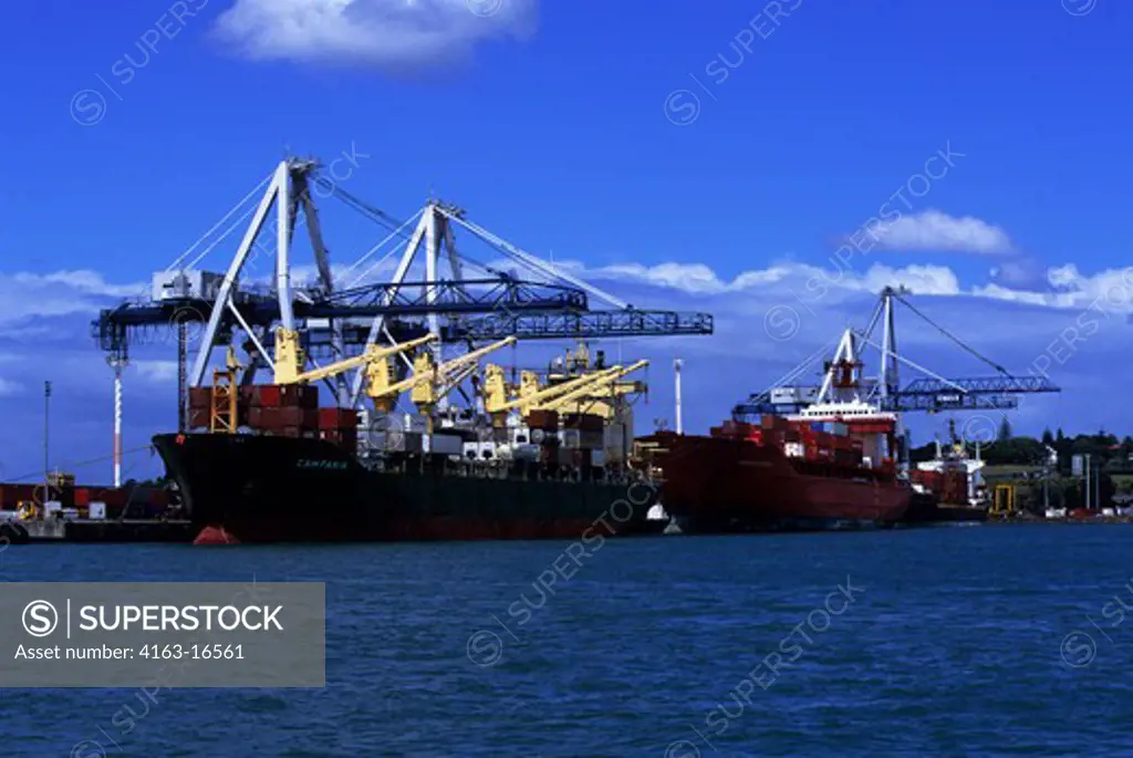 NEW ZEALAND, NORTH ISLAND, AUCKLAND, VIEW OF PORT, CONTAINER SHIPS