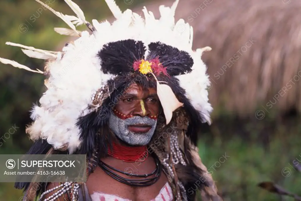 NEW GUINEA HIGHLANDS, NEAR TARI, HULI TRIBE, PORTRAIT OF MAN