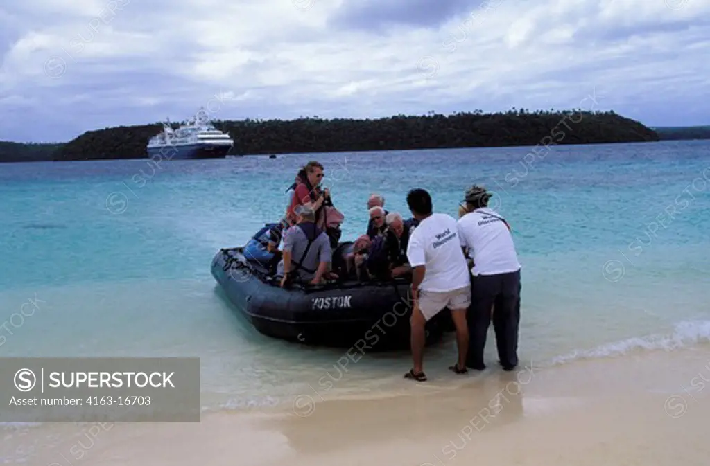 TONGA, NUKU ISLAND, BEACH, MS WORLD DISCOVERER, TOURISTS LANDING IN ZODIAC