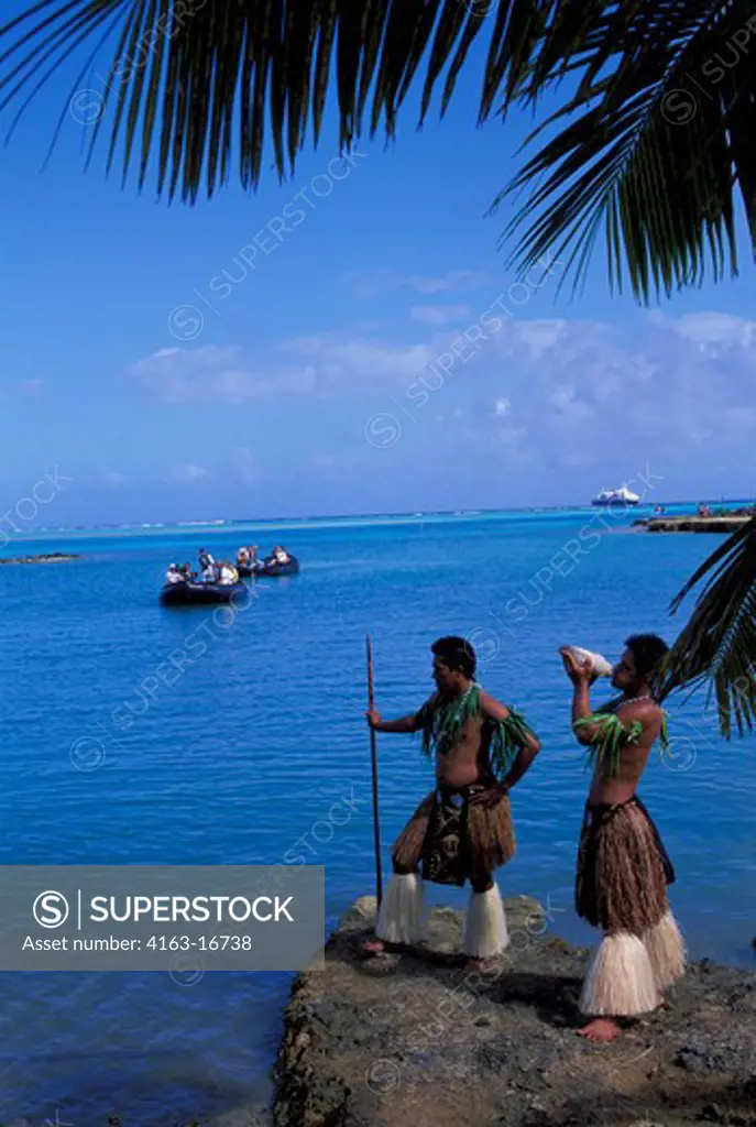 COOK ISLANDS, AITUTAKI ISLAND, MS WORLD DISCOVERER, TOURISTS IN ZODIAC, GREETED BY WARRIORS