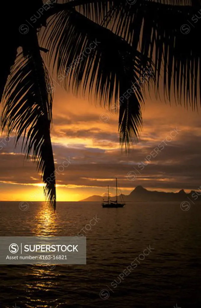 FRENCH POLYNESIA, SOCIETY ISLANDS, TAHITI, VIEW OF MOREA, SUNSET, SAILBOAT