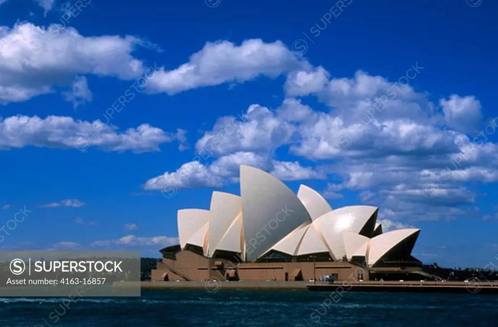 AUSTRALIA, SYDNEY, SYDNEY COVE, VIEW OF OPERA HOUSE