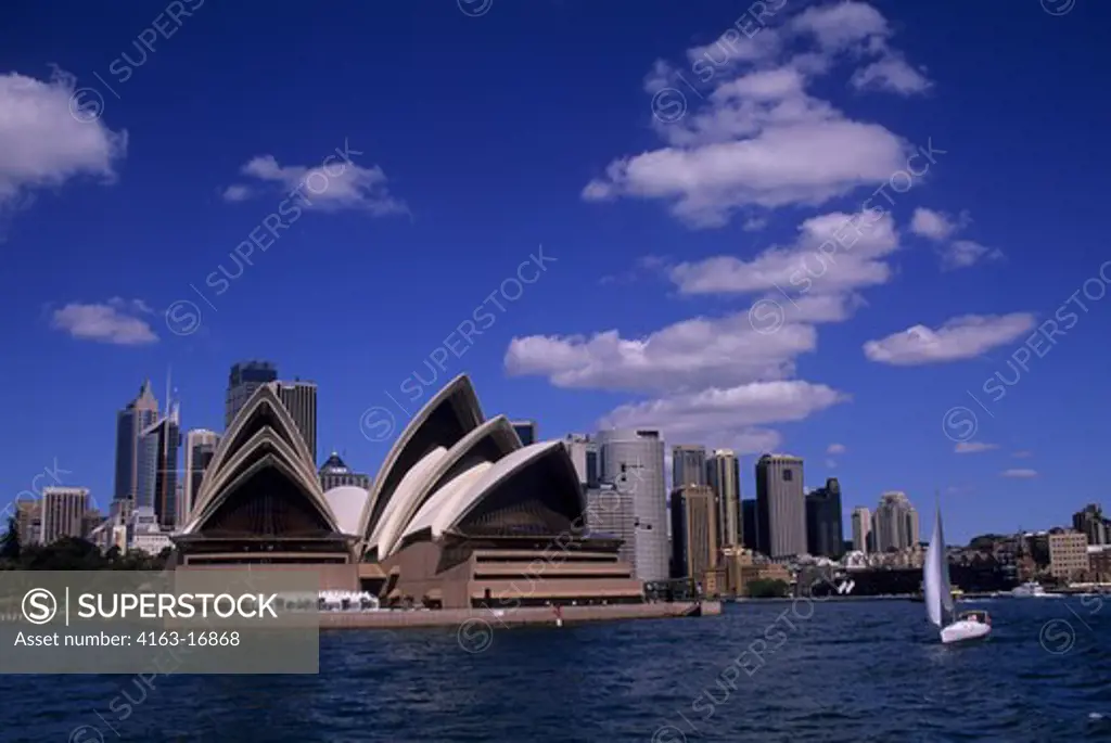 AUSTRALIA, SYDNEY, VIEW OF OPERA HOUSE AND CITY SKYLINE