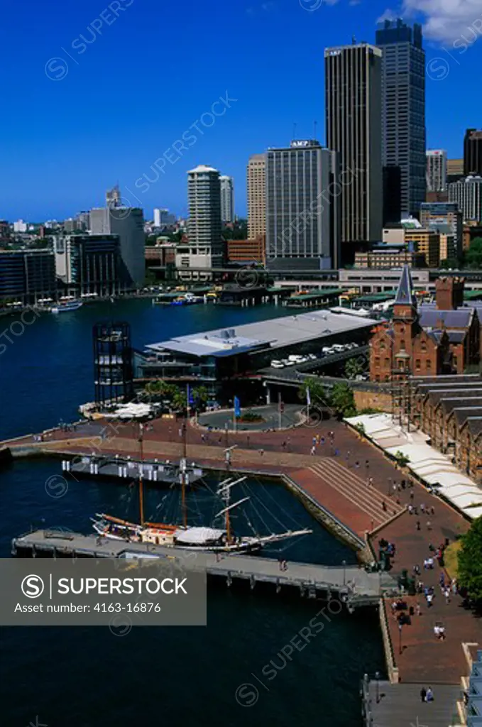 AUSTRALIA, SYDNEY, VIEW OF SYDNEY HARBOR, THE ROCKS IN FOREGROUND