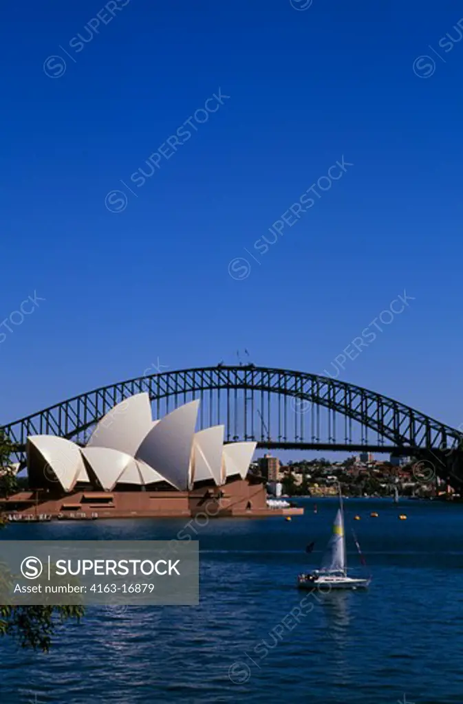 AUSTRALIA, SYDNEY, VIEW OF OPERA HOUSE AND SYDNEY HARBOUR BRIDGE