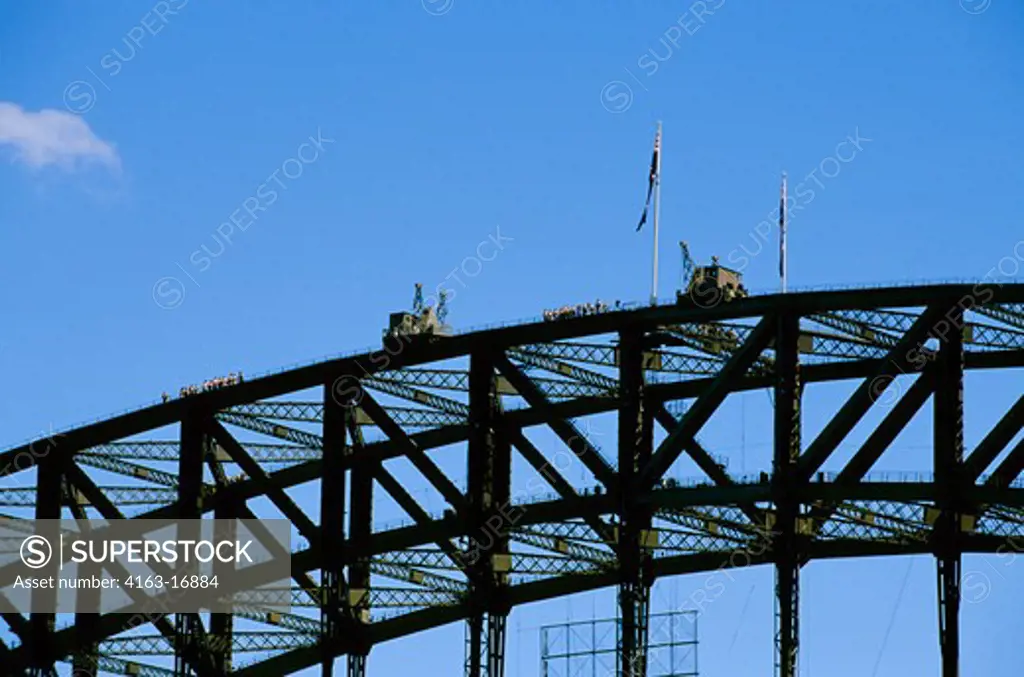 AUSTRALIA, SYDNEY, VIEW OF SYDNEY HARBOUR BRIDGE, PEOPLE ON BRIDGE WALK
