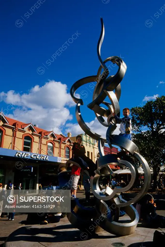 AUSTRALIA, NEAR SYDNEY, MANLY, PEDESTRIAN STREET, PEOPLE, BOYS CLIMBING ON SCULPTURE