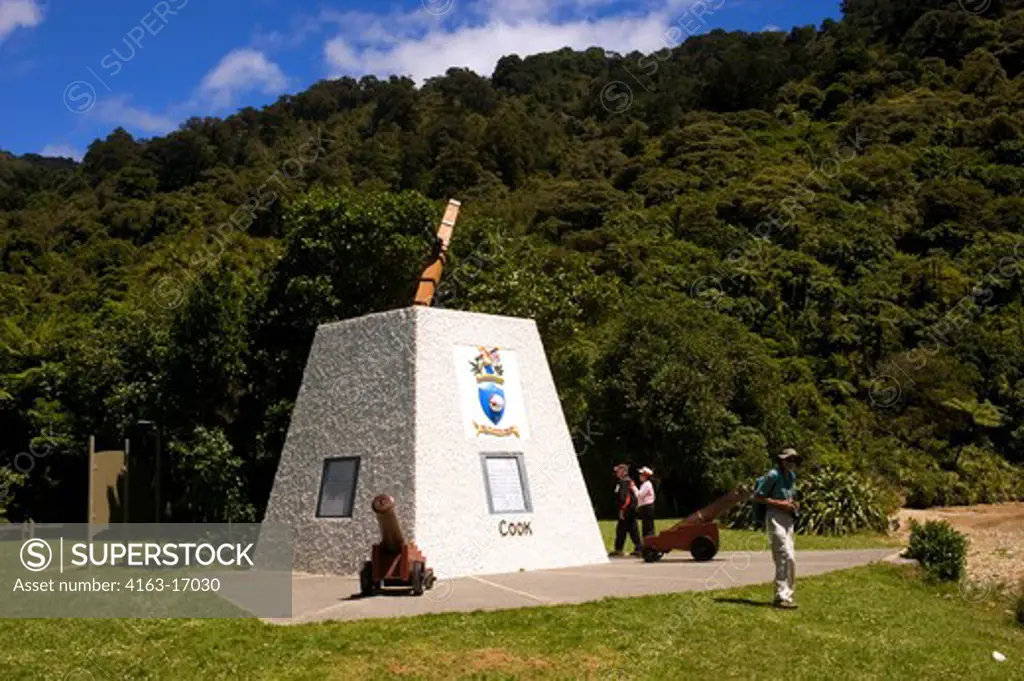 NEW ZEALAND, SOUTH ISLAND, MARLBOROUGH SOUNDS, QUEEN CHARLOTTE SOUND, SHIP'S COVE, COOKS MONUMENT