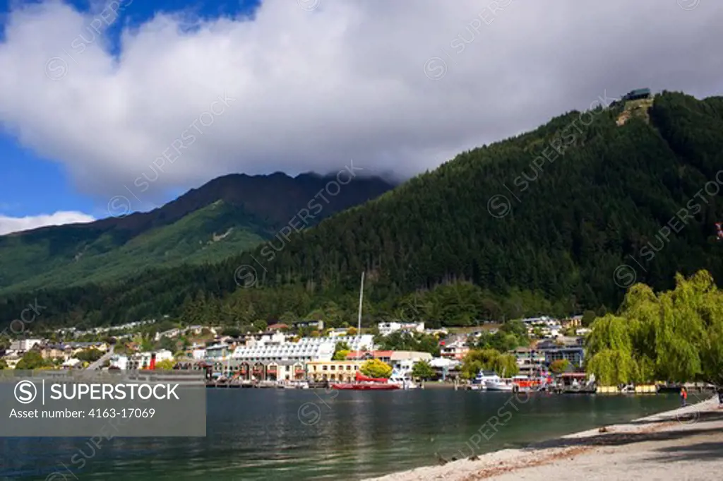 NEW ZEALAND, OCEANIA, SOUTH ISLAND, QUEENSTOWN, LAKE WAKATIPU, VIEW OF TOWN