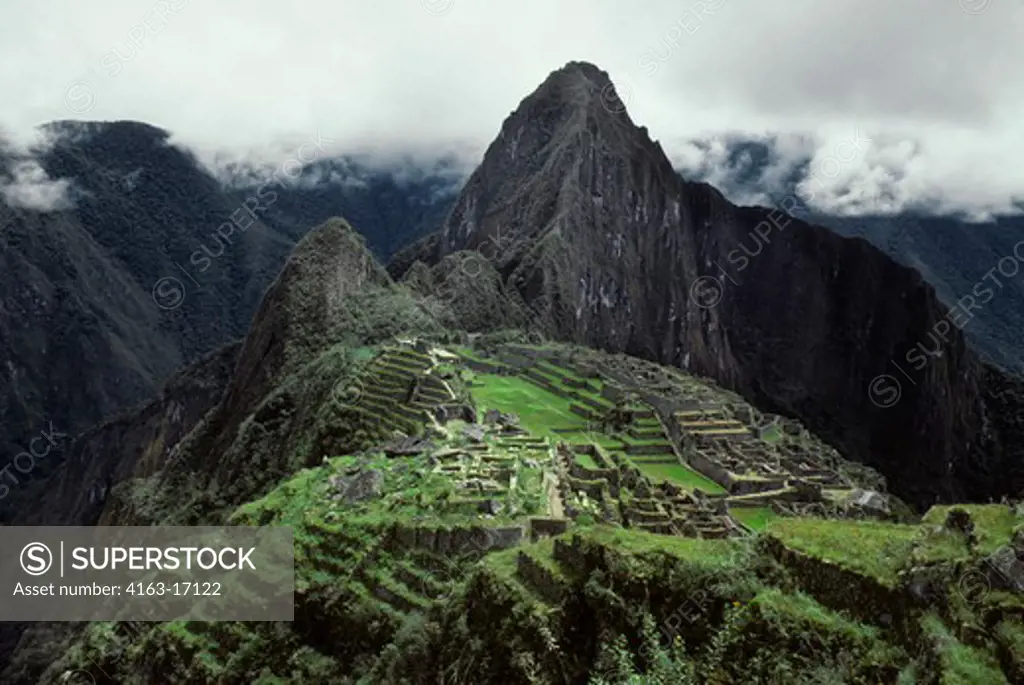PERU, ANDES MTS., MACHU PICCHU, ANCIENT INCA SITE, MT. HUAYNA PICCHU BACKGROUND
