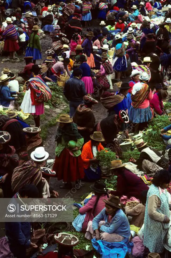 PERU, CHINCHERO, OVERVIEW OF COLORFUL INDIAN MARKET
