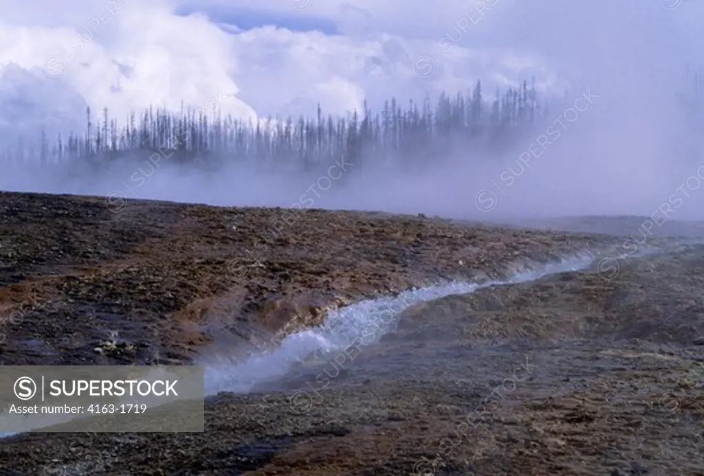 USA, WYOMING, YELLOWSTONE NATIONAL PARK, MIDWAY GEYSER BASIN, GRAND PRISMATIC SPRING, WATER RUNOFF