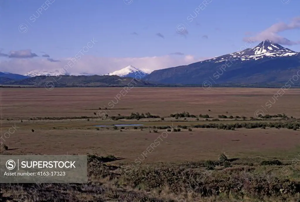 CHILE, TORRES DEL PAINE NAT'L PARK, VIEW OF ANDES MOUNTAINS