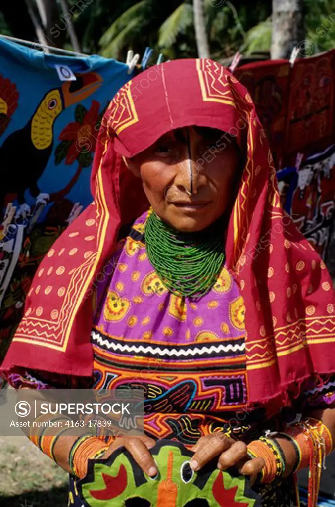PANAMA, SAN BLAS ISLANDS, ACUATUPU ISLAND, KUNA INDIAN WOMAN WITH MOLAS (APPLIQUED GARMENTS)