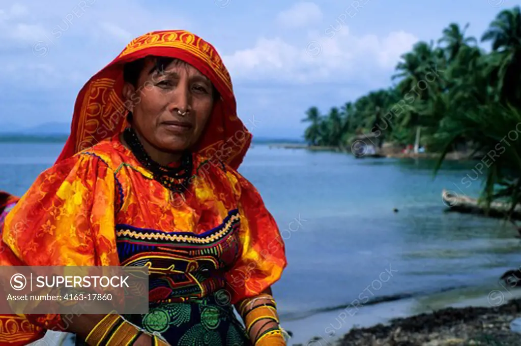 PANAMA, SAN BLAS ISLANDS, ACUATUPU ISLAND, KUNA INDIAN WOMAN ON BEACH