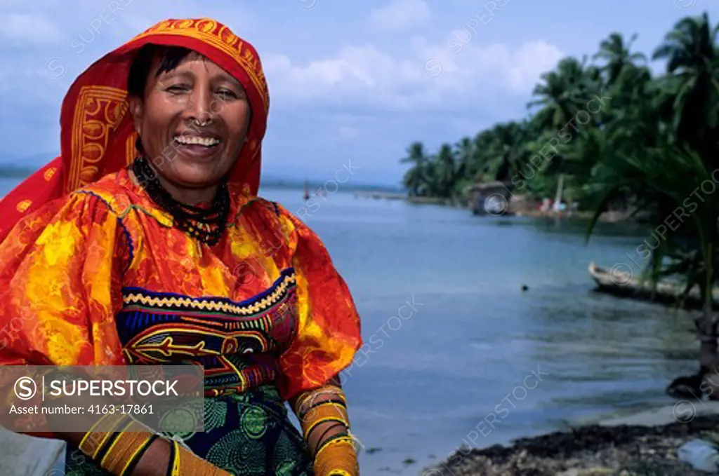 PANAMA, SAN BLAS ISLANDS, ACUATUPU ISLAND, KUNA INDIAN WOMAN ON BEACH