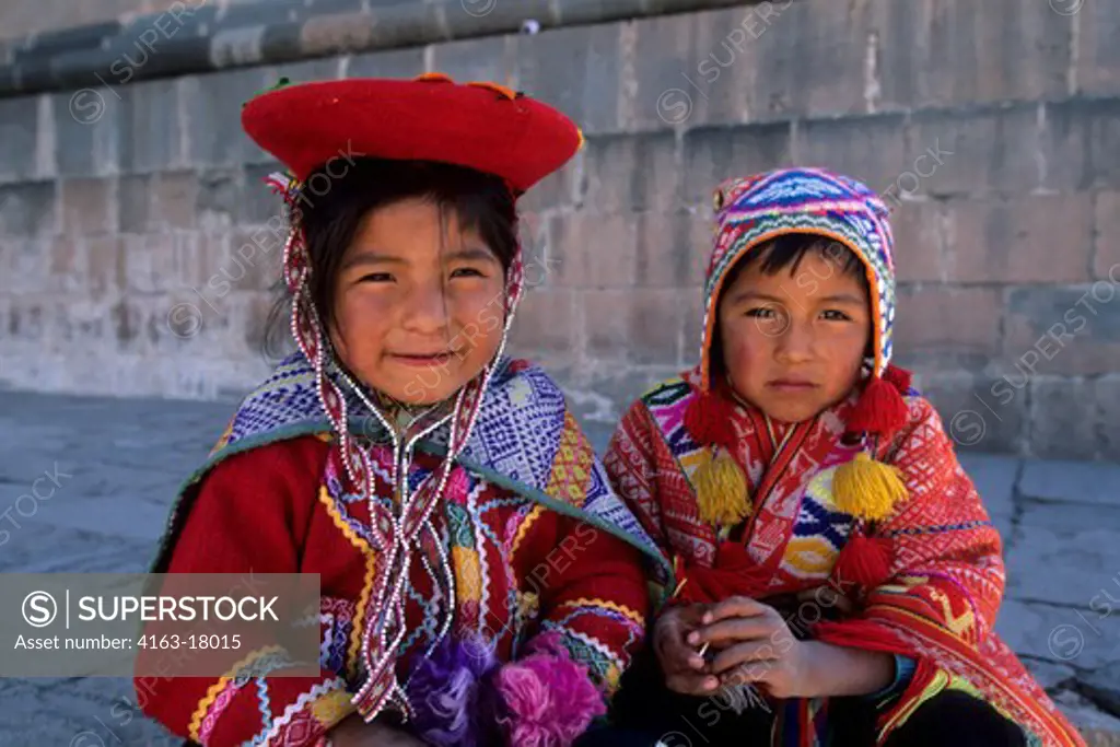 PERU, CUZCO, LOCAL CHILDREN IN TRADITIONAL CLOTHING (QUECHUA)