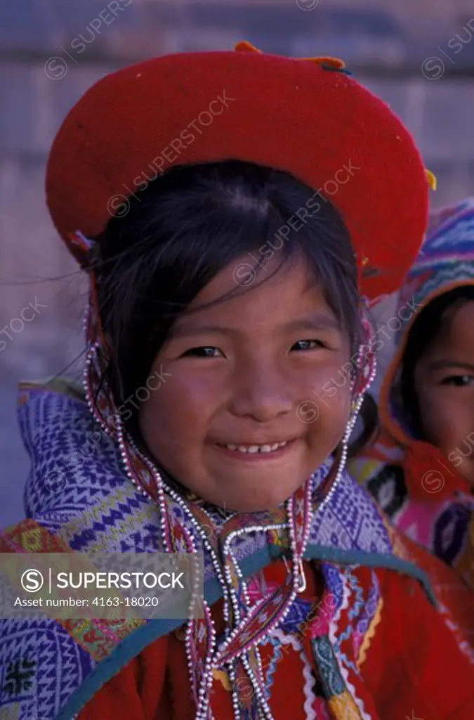PERU, CUZCO, LOCAL GIRL IN TRADITIONAL CLOTHING (QUECHUA), PORTRAIT