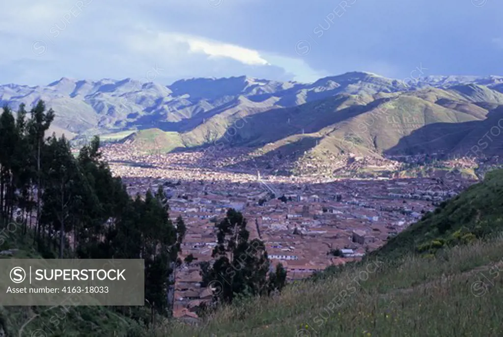 PERU, CUZCO, OVERVIEW OF CITY