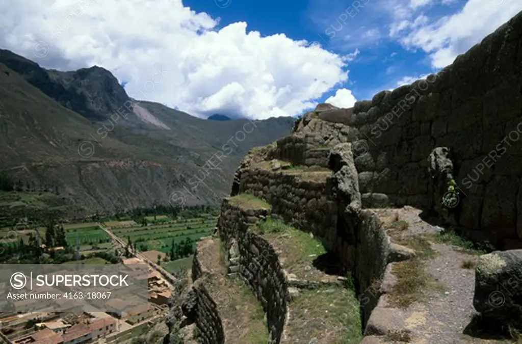 PERU, NEAR CUZCO, OLLANTAYTAMBO, INCA FORTRESS IN THE SACRED VALLEY, TERRACED FIELDS