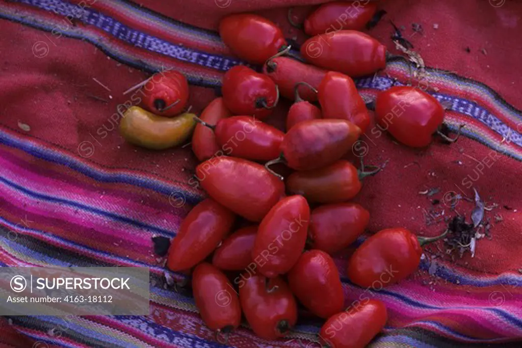 PERU, NEAR CUZCO, SACRED VALLEY, PISAQ, MARKET, CHILI PEPPERS, CLOSE-UP, ON WOVEN BLANKET