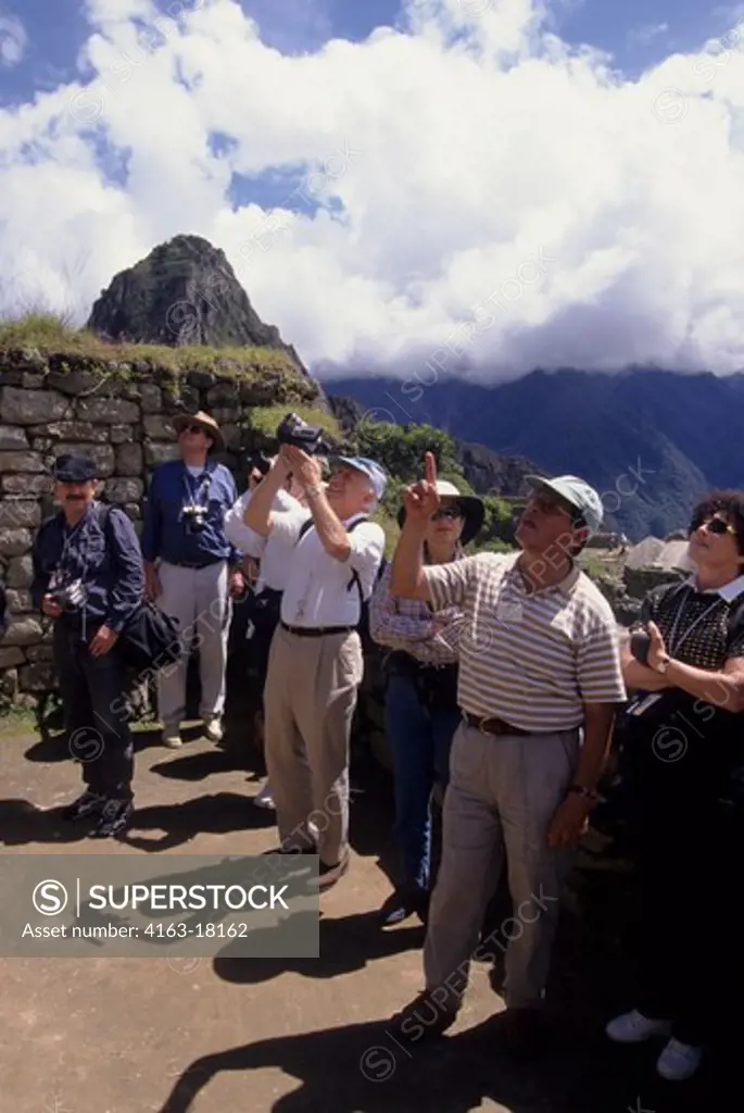 PERU, SACRED VALLEY, MACHU PICCHU, HUAYNA PICCHU IN BACKGROUND, TOURISTS