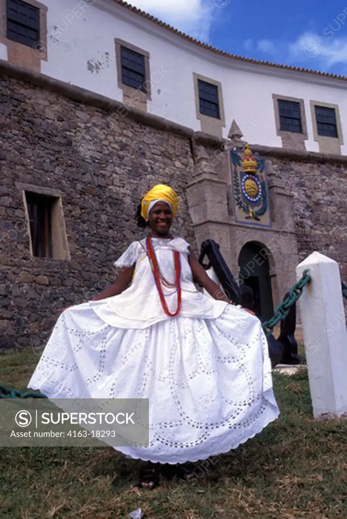 BRAZIL, SALVADOR DE BAHIA, WOMAN (BAHIANA) IN TRADITIONAL DRESS