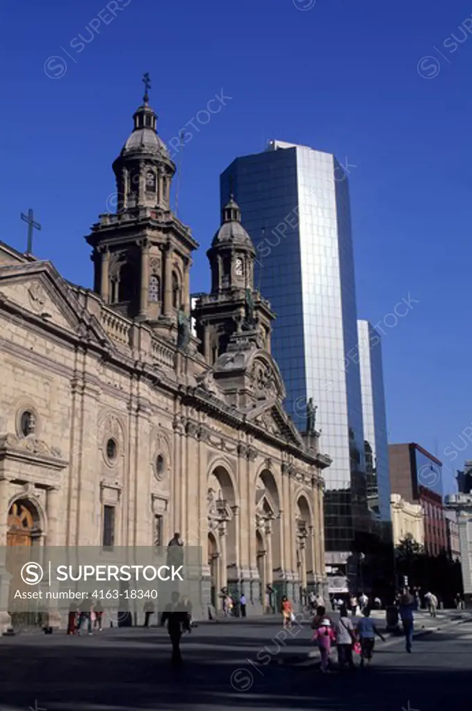 CHILE, SANTIAGO, DOWNTOWN, PLAZA DE ARMAS (CENTRAL SQUARE), CATHEDRAL WITH MODERN BUILDING, OLD AND NEW