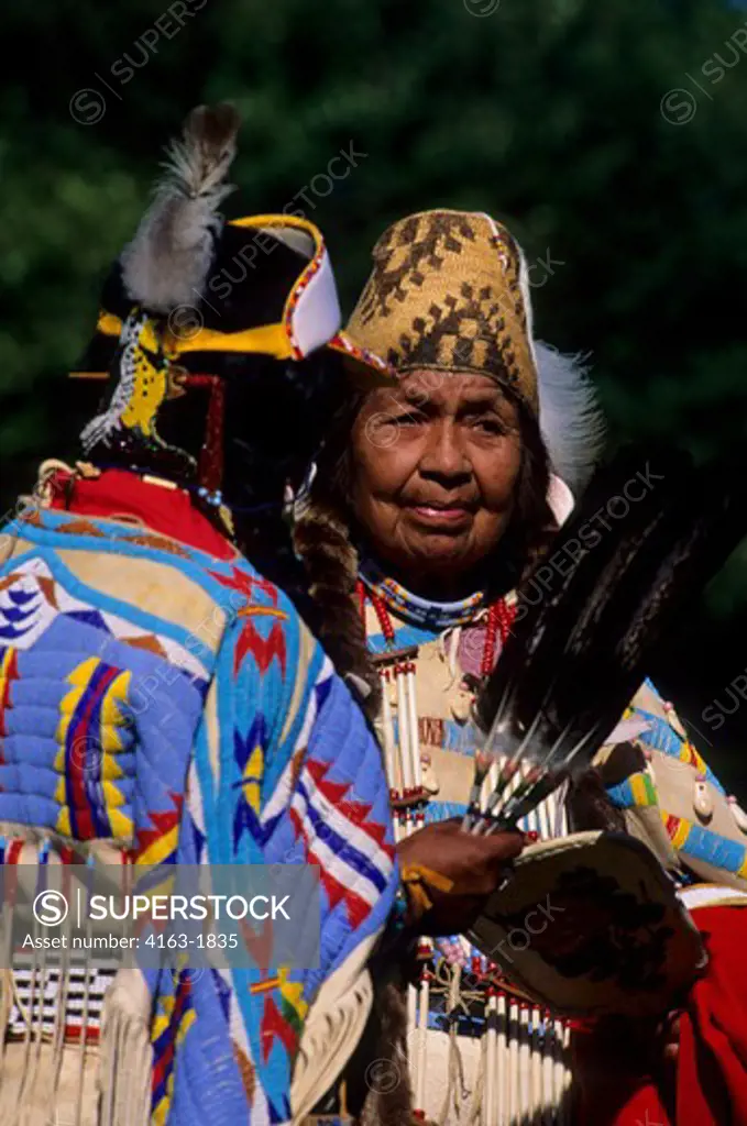 USA, WASHINGTON, SEATTLE, MORNING STAR CULTURAL CENTER, POW WOW, WOMAN IN TRADITIONAL DRESS