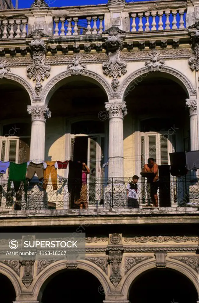 CUBA, HAVANA, STREET SCENE, PASEO DE MARTI, COLONIAL HOUSE, LAUNDRY