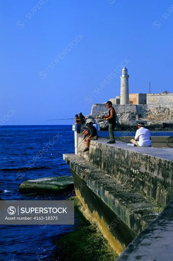 CUBA, HAVANA, FISHERMEN, EL MORRO FORTRESS, LIGHTHOUSE