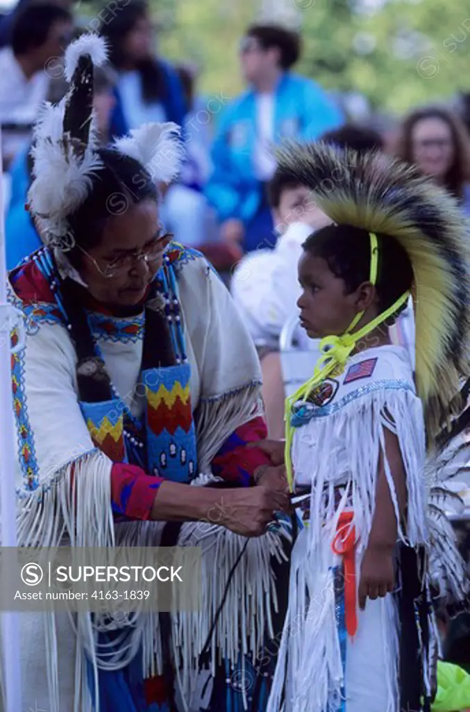 USA, WASHINGTON, SEATTLE, MORNING STAR CULTURAL CTR, POW WOW SCENE, GRANDMOTHER WITH CHILD