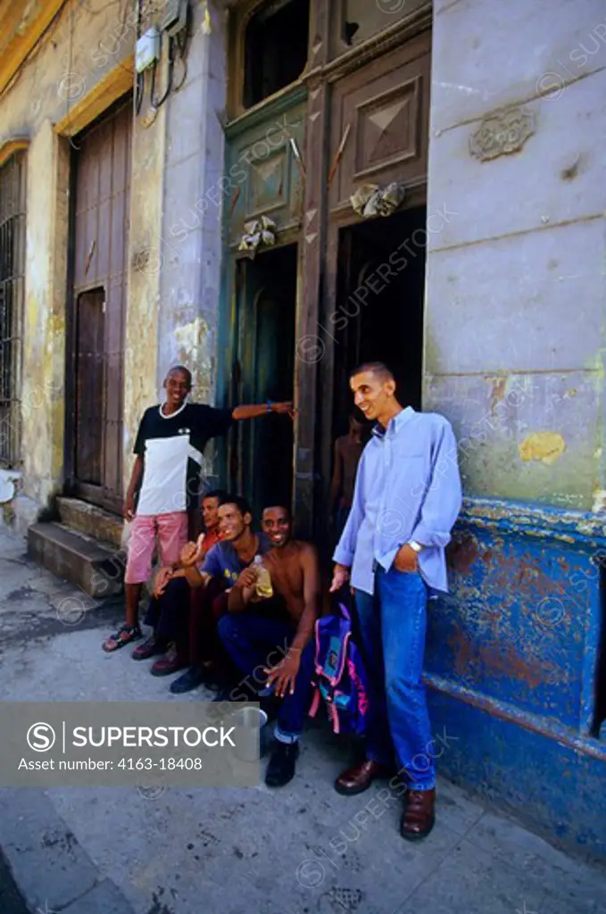 CUBA, OLD HAVANA, STREET SCENE, LOCAL MEN