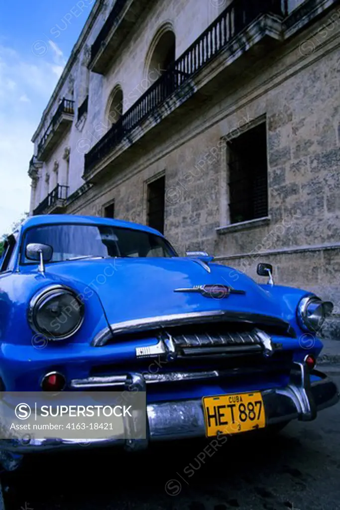 CUBA, HAVANA, STREET SCENE, OLD CAR