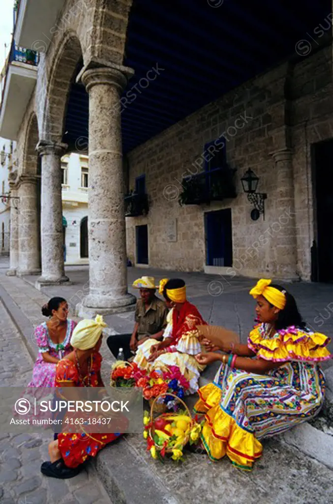 CUBA, OLD HAVANA, PLAZA DE LA CATEDRAL, WOMEN IN COLONIAL CLOTHING