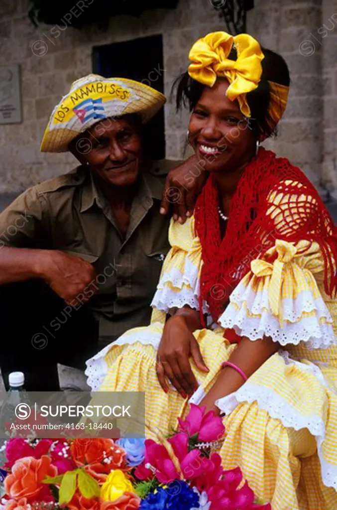CUBA, OLD HAVANA, PLAZA DE LA CATEDRAL, WOMAN IN COLONIAL CLOTHING AND LOCAL MAN
