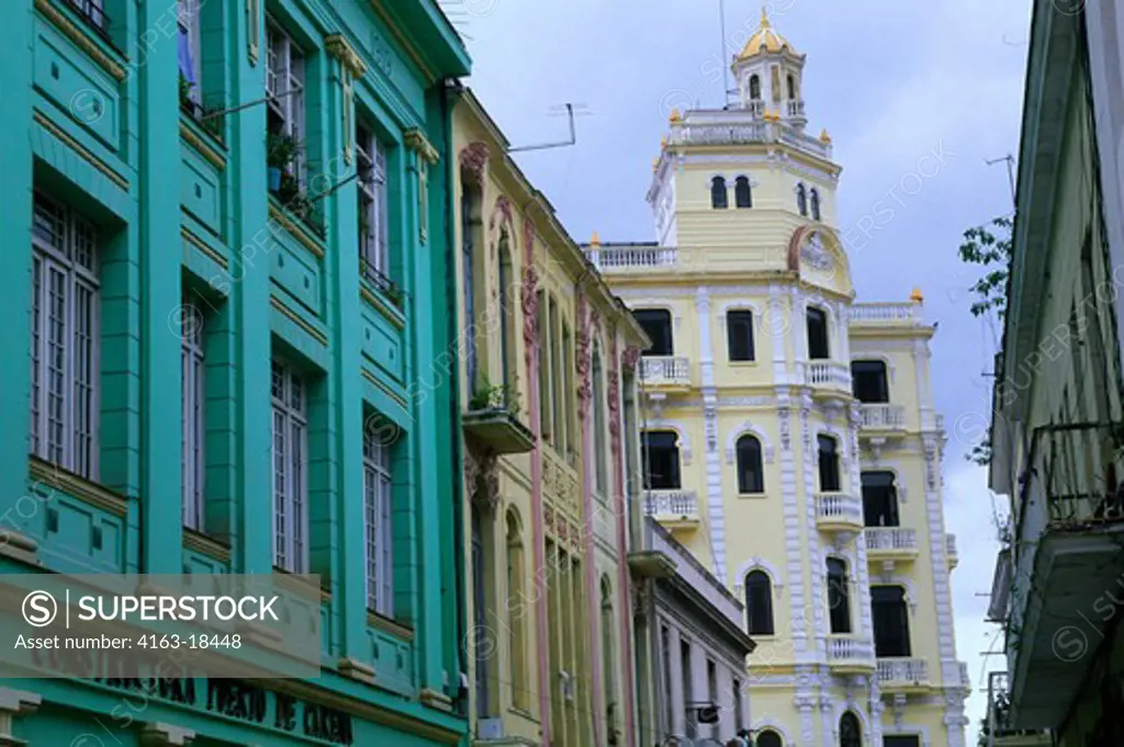CUBA, OLD HAVANA, STREET SCENE, COLONIAL BUILDINGS