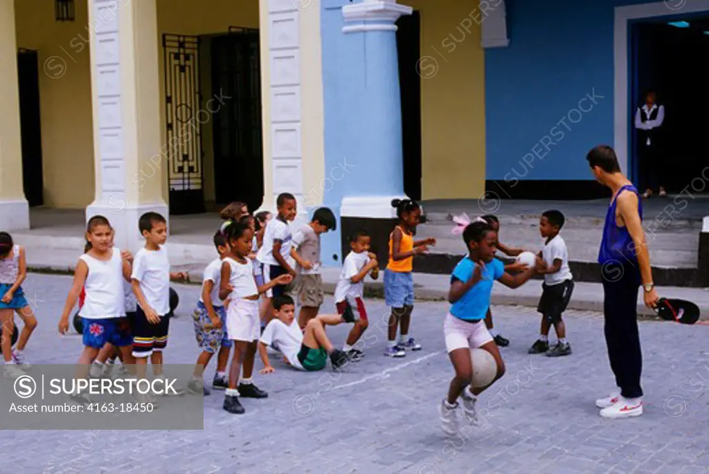 CUBA, OLD HAVANA, STREET SCENE, SCHOOLCHILDREN IN EXERCISE CLASS