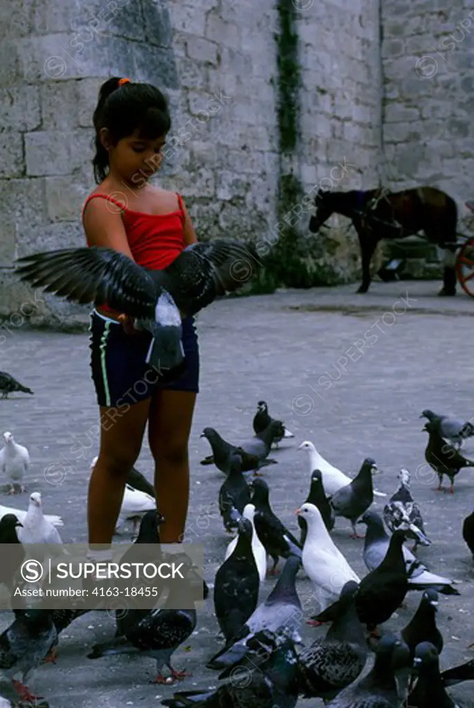 CUBA, OLD HAVANA, PLAZA SAN FRANCISCO, GIRL FEEING PIGEONS
