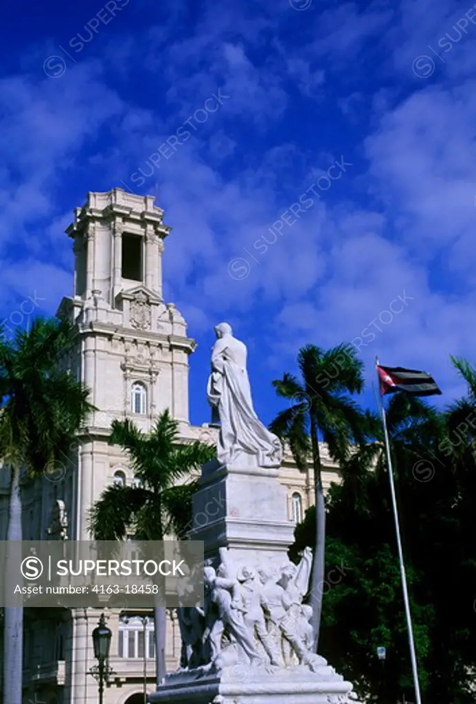 CUBA, OLD HAVANA, PARQUE CENTRAL (CENTRAL PARK), ROYAL PALM TREES