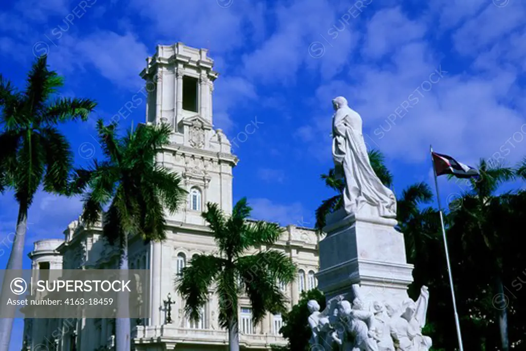 CUBA, OLD HAVANA, PARQUE CENTRAL (CENTRAL PARK), ROYAL PALM TREES
