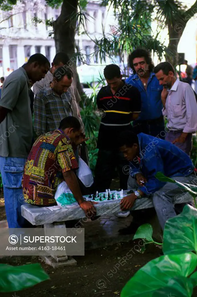 CUBA, OLD HAVANA, PARQUE CENTRAL (CENTRAL PARK), MEN PLAYING CHESS