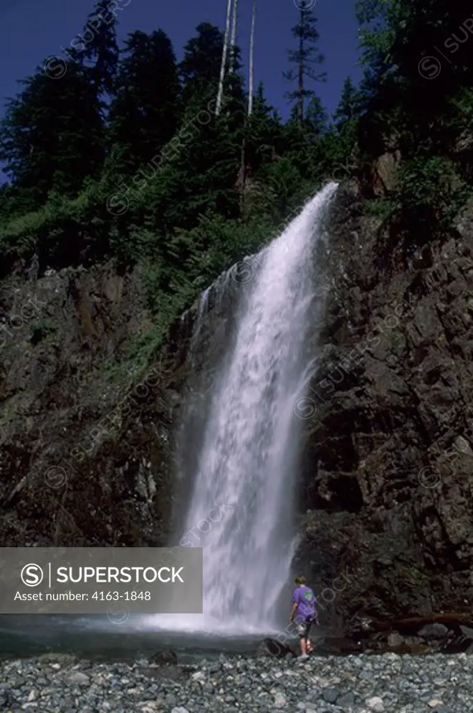 USA, WASHINGTON, CASCADE MOUNTAINS NEAR SNOQUALMIE PASS, TEENAGER (RELEASED) AT FRANKLIN FALLS
