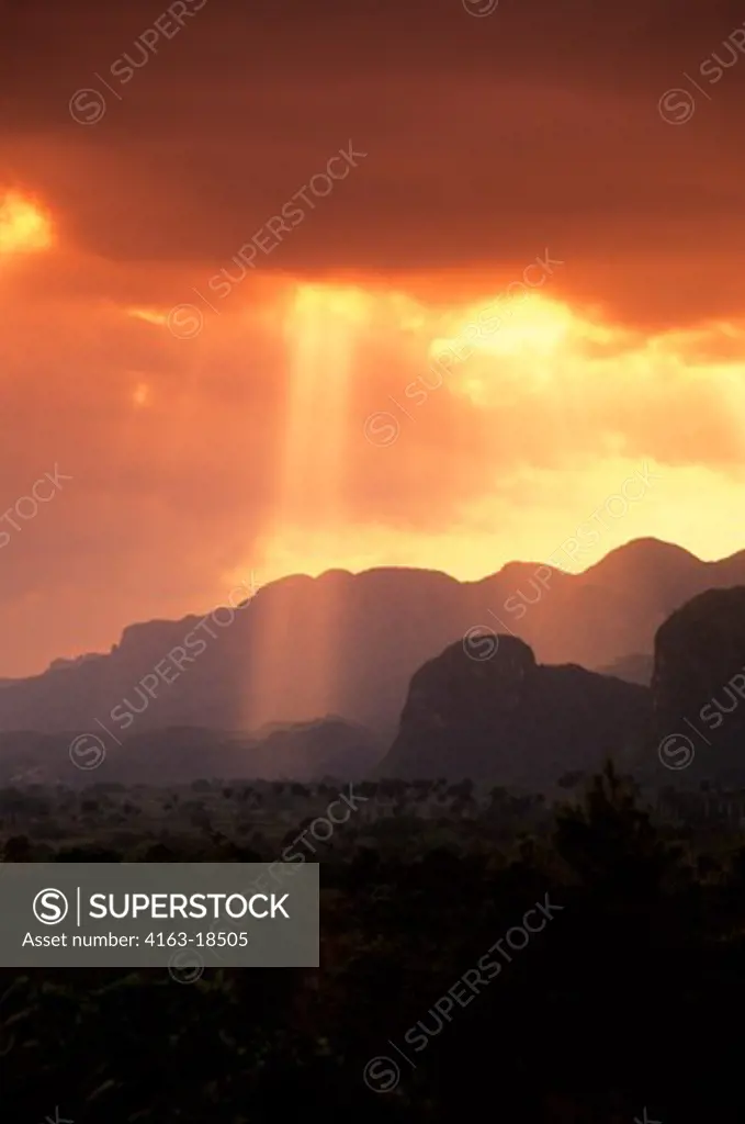 CUBA, VINALES VALLEY, EVENING SKY OVER MOUNTAINS WITH SUNRAYS